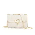 Elegante borsa a tracolla matelassata beige da donna, borsa a catena con chiusura a cuore. - Bianco avorio
