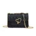 Borsa a tracolla in pelle trapuntata nera con catena dorata e serratura a cuore, chic. - Nero