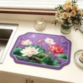 Primo piano dettagliato del tappetino di drenaggio di loto con vivace stampa floreale. - 30x40cm / GD - Tappetino scola-stoviglie stile cinese - 1