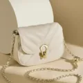 Borsa a tracolla trapuntata beige con catena dorata e chiusura a forma di serpente. - Albicocca