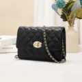 Elegante borsa a tracolla in vera pelle nera trapuntata con catena dorata da donna. - Nero
