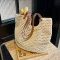 Borsa tote all'uncinetto beige con manici in marrone, borsa da mare perfetta per le donne. - Bianco