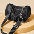 Borsa a tracolla nera in pelle con texture a quadri, ampia cinghia e dettaglio a catena. - Nero