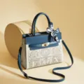 Elegante borsa a mano a tracolla in pelle blu con foulard chic e dettagli ricamati. - *Bianco/blu