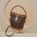 Borsa a secchiello in ecopelle marrone con monogramma, manico e tracolla donna - Caffè