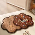 Saugstabile Kieselgur Badvorleger mit süßem 3D Cartoon Hund und Wolkenform für das Badezimmer. - Blumen-Kollektion - Glückshund