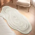 Vista detallada de la alfombra abstracta suave con textura lujosa y bordes cuidados. - Superposición de remolinos