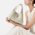 Elegante borsa a mano da donna in pelle bianco avorio, pratica e chic per ogni occasione. - Bianco