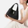 Borsa a tracolla in pelle nera da donna con manici e chiusura con gancio in metallo elegante. - Nero