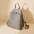 Zaino in nylon grigio da donna, zainetto casual e leggero con cerniere dorate per viaggi. - Grigio Albicocca