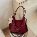 Bolso de hombro Hobo burdeos de gran capacidad para mujer con bonito colgante de osito. - Rojo con Colgante