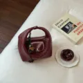Geflochtene leder hobo umhängetasche für damen, elegante tasche mit verstellbarem riemen. - Mit Anhänger / Braun