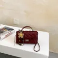 Κομψή καπιτονέ γυναικεία τσάντα ώμου με αλυσίδα, μικρή τετράγωνη τσάντα χιαστί. - Κόκκινο με Μενταγιόν