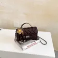 Καφέ καπιτονέ τσάντα ώμου με αλυσίδα και λουλούδι, κομψή γυναικεία τσάντα χιαστί. - Καφέ με Μενταγιόν