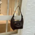 Braune geflochtene Leder Schultertasche für Damen, elegante Hobo Tasche mit Klappe und Anhänger. - Mit Anhänger / Braun