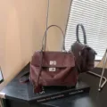 Braune Wildleder Handtasche für Damen, elegante Pendler Achseltasche mit Metallschloss. - Ohne Anhänger / Kaffee Ohne Anhänger