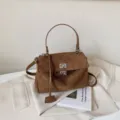 Braune Damen Handtasche aus Wildleder mit Metallschloss, elegante Pendler Umhängetasche. - Ohne Anhänger / Braun Ohne Anhänger