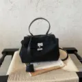 Schwarze Wildleder-Handtasche mit Metallverschluss und Griff für Damen im eleganten Design. - Ohne Anhänger / Schwarz Ohne Anhänger