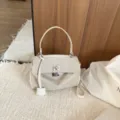 Elegante Handtasche aus Wildleder mit Drehverschluss, stilvolle große Pendler-Umhängetasche. - Cremeweiß ohne Anhänger