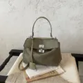 Grüne Wildleder Handtasche für Damen, trendige Umhängetasche mit Griff und Doppelverschlüssen. - Grün ohne Anhänger