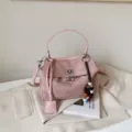 Rosa Wildleder Henkeltasche Umhängetasche mit Metall-Drehverschluss und Anhänger Damen. - Rosa Mit Anhänger
