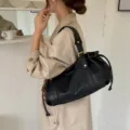Schwarze Damen Schultertasche aus Kunstleder mit Kordelzug im Retro Herbst Stil casual. - Schwarz