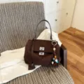 Braune Wildleder Handtasche für Damen, stilvolle Henkeltasche mit Perlenanhänger im Alltag. - Kaffee mit Anhänger