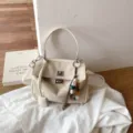 Chicke beigefarbene Wildleder-Umhängetasche, elegante Pendlerhandtasche mit Drehverschluss. - Cremeweiß mit Anhänger