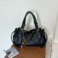 Retro schwarze Schultertasche Damen große Kapazität schicke Tote Umhängetasche - Schwarz Mit Anhänger / Schwarz