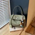 Grüne Damen Handtasche aus Wildleder, stylische Schultertasche mit Perlenanhänger für den Alltag. - Grün mit Anhänger