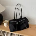 Detail schwarze minimalistische Nylon Umhängetasche, stilvoller Freizeittote mit zwei Riemen. - Schwarz
