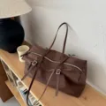 Braune Nylon Tote Bag Detail mit doppelten Trägern, Metall Schnallen und minimalistischem Design. - Braun