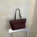 Καφέ σουέτ τσάντα tote για γυναίκες, μεγάλη vintage τσάντα ώμου με μεταλλικά τρουκς. - Χωρίς μενταγιόν / Καφέ