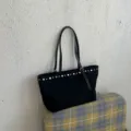 Μαύρη σουέτ τσάντα tote με μεταλλικά καρφιά, μεγάλη τσάντα ώμου για γυναίκες, στυλ μόδας. - Χωρίς μενταγιόν / Καφέ