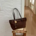 Sac cabas marron rétro pour femme avec rivets métalliques et pendentif pompon de fleurs. - Avec Pendentif / Marron