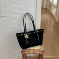 Sac cabas noir en suédine avec clous métalliques et charm fleur, grand sac porté épaule chic. - Avec Pendentif / Noir