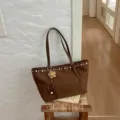 Sac cabas vintage en daim marron avec rivets et pompon, grand sac epaule pour femme. - Avec Pendentif / Marron
