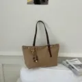 Sac cabas vintage en suédine pour femme, grand sac à épaule souple avec rivets métalliques. - Avec Pendentif / Abricot