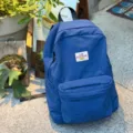 Lässiger blauer Rucksack für den Alltag, leichten Studenten-Schulranzen mit Fronttasche. - Blau