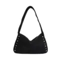 Zwarte suède schoudertas voor dames, trendy hobo tas met studs en minimalistisch design nu. - Suède Zwart