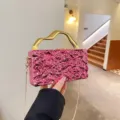 Borsa a mano pochette metallica rosa elegante con manico dorato e catena per la sera. - Stile 1 / Rosa intenso