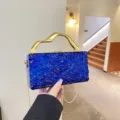 Borsa clutch da sera in resina acrilica blu con manico geometrico dorato e tracolla a catena. - Stile 1 / Blu