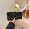 Elegante clutch nera in acrilico con manico dorato unico e tracolla a catena per donna. - Stile 1 / Nero