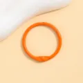 Gedetailleerde close-up van de felgekleurde oranje metalen ring met gladde afwerking. - 30mm / Oranje