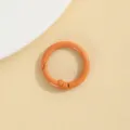 Close-up detail van de oranje zinklegering veer ronde snaphaak accessoire voor sleutelhangers. - Oranje