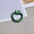 Detailopname van een schattige groen appelsvormige veerring sleutelhanger sluiting, DIY accessoire. - Appel met Veerringslot / Groen