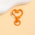 Oranje hartvormige karabijnhaak van metaal voor DIY sieraden accessoires detailopname view - Oranje