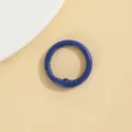 Close-up detail van blauwe zinklegering veerring haak, gladde metalen afwerking DIY. - Saffierblauw