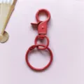 Detailweergave van de rode metalen karabijnhaak met gladde laklaag en stevige ring. - Rode karabijnsluiting met 30 mm splitring