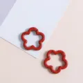 Close-up van rode bloem veerring, metalen legering DIY sleutelhanger accessoire voor tassen. - Rood